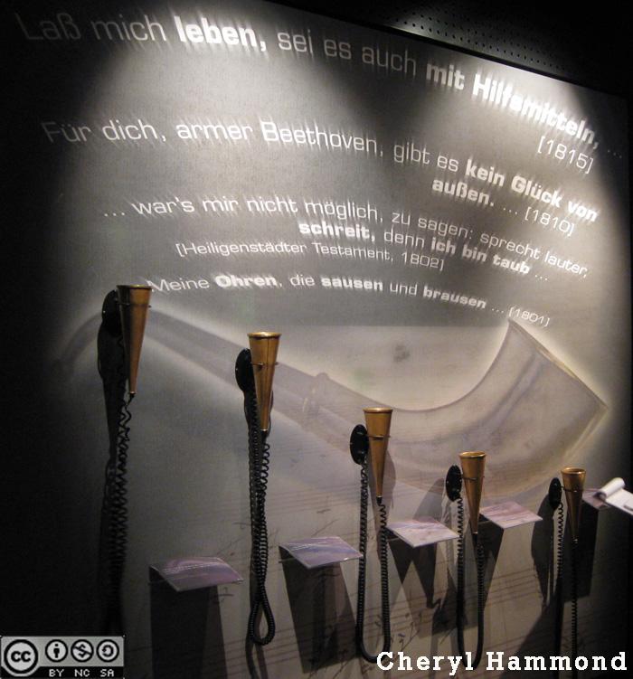 圖二、貝多芬展廳中以聽筒呈現五個失聰歷程